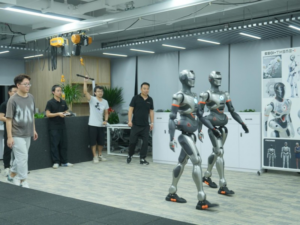 众擎机器人演绎《功夫》斧头舞:8.8 万元开启科技与艺术的跨界对话-牛仔AI