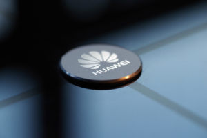 华为发布首款搭载鸿蒙OS5的折叠手机,AI功能升级-牛仔AI